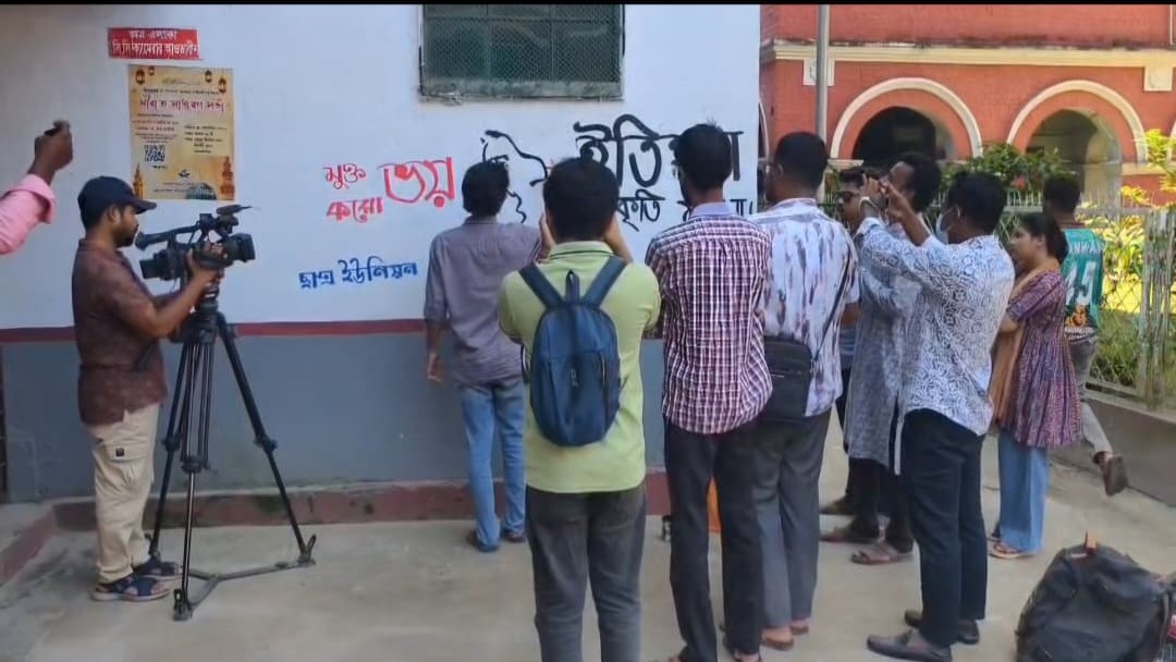 রবীন্দ্রনাথের গ্রাফিতিতে কালি, প্রতিবাদে আনন্দ মোহন কলেজে নতুন চিত্রকর্ম